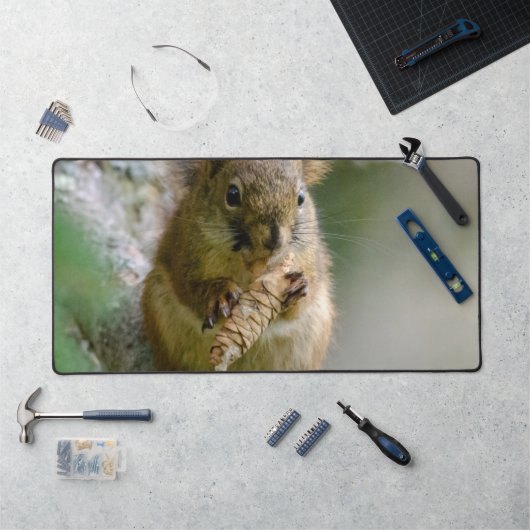 Peaceful Brown Squirrel in the Wild Schreibtischunterlage (Arbeitsplatz)