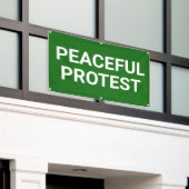 Peaceful Protest Banner (Äußeres Gebäude)