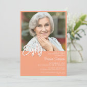 Peach 80. Geburtstag Foto Einladung (Stehend Vorderseite)
