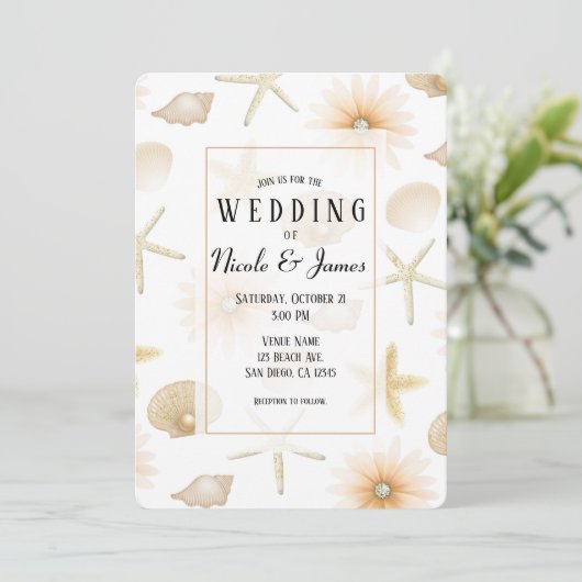Peach Beach Seashells & Blume Moderne Hochzeit Einladung (Stehend Vorderseite)