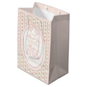 Peach & Beige Fancy Floral Bridal Shower Favor Mittlere Geschenktüte (Rückseite Schrägansicht)