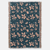 Peach Blossom Petals on Midnight Blue Decke (Vorderseite Vertikal)