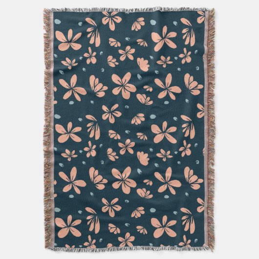 Peach Blossom Petals on Midnight Blue Decke (Vorderseite Vertikal)