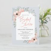 Peach Blume Dusty Blue Handgeschriebenes Brautpart Einladung (Stehend Vorderseite)