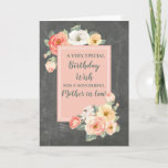 Peach Blume Mother in Law Birthday Card Karte<br><div class="desc">Hübsche und nachdenkliche Grußkarte für Ihre Mutter im Geburtstag des Gesetzes mit pfirsichrosa und weiße Frühlingsblumen,  rustikalem Chalkboard-Muster und handgeschriebenem Stil.</div>