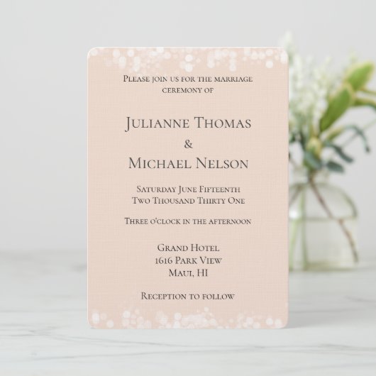 Peach Blush White Bokeh Wedding Einladung (Stehend Vorderseite)