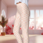 Peach Checkerboard Herzlich Willkommen am Valentin Leggings<br><div class="desc">Diese Leggings des Peach Checkerboard Herzlich Willkommen zum Feiern der Liebe. Mit einem charmanten pfirsichfarbenen und weißen Schachbrettmuster verleihen diese Leggings Ihrem Valentinstag-Outfit eine niedliche und romantische Atmosphäre. Diese Leggings sind aus bequemem, weichem Material und sind eine stilvolle Wahl für gemütliche oder lässige Ausflüge, die Wärme und Liebe zu jedem...</div>