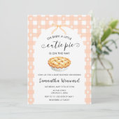 Peach Coquette Cutie Pie Baby Shower Einladung (Stehend Vorderseite)