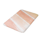 Peach Coral Pink Streifen Paint Swatch Badematte (Schrägansicht)