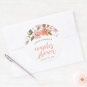 Peach Delicate Floral Couple's Dusche Runder Aufkleber (Umschlag)