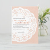 Peach Doily Wedding Einladung (Stehend Vorderseite)