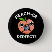 Peach-er Perfect Funny Peach Pun Dark BG Button (Vorderseite)
