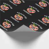 Peach-er Perfect Funny Peach Pun Dark BG Geschenkpapier (Ecke)