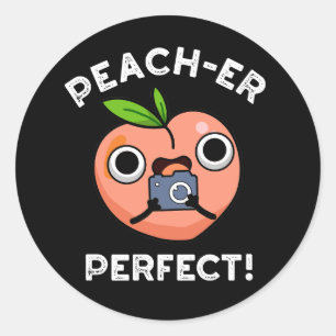 Peach-er Perfect Funny Peach Pun Dark BG Runder Aufkleber