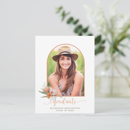 Peach Floral Boho Arch Foto Graduation Party Ankündigungspostkarte (Stehend Vorderseite)