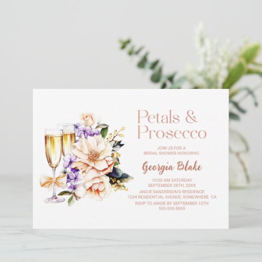 Peach Floral Petals and Prosecco Brautparty Einladung (Stehend Vorderseite)