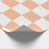 Peach Fuzz Checkered Gingham Pattern Geschenkpapier (Ecke)