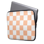 Peach Fuzz Checkered Gingham Pattern Laptopschutzhülle (Vorderseite Links)