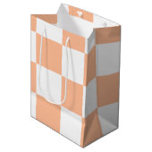 Peach Fuzz Checkered Gingham Pattern Mittlere Geschenktüte (Vorderseite Schrägansicht)