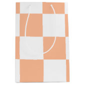 Peach Fuzz Checkered Gingham Pattern Mittlere Geschenktüte (Vorderseite)