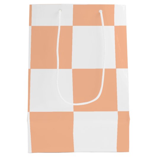 Peach Fuzz Checkered Gingham Pattern Mittlere Geschenktüte (Rückseite)