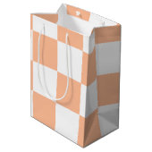 Peach Fuzz Checkered Gingham Pattern Mittlere Geschenktüte (Rückseite Schrägansicht)