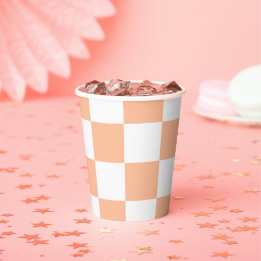 Peach Fuzz Checkered Gingham Pattern Pappbecher (Insitu)