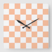 Peach Fuzz Checkered Gingham Pattern Quadratische Wanduhr (Vorderseite)