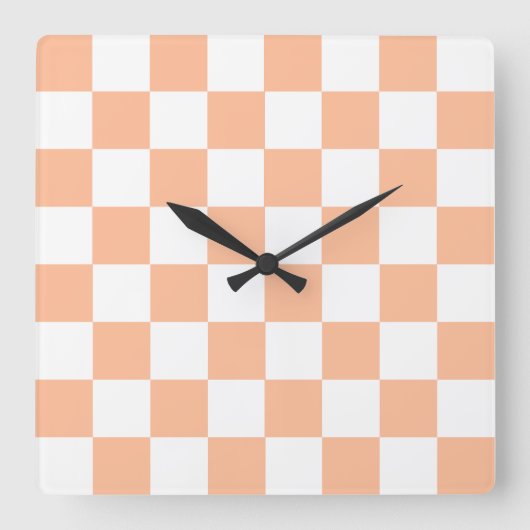Peach Fuzz Checkered Gingham Pattern Quadratische Wanduhr (Vorderseite)
