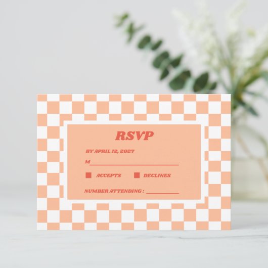 Peach Fuzz Checkered Gingham Pattern RSVP Karte (Stehend Vorderseite)