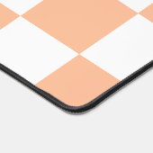 Peach Fuzz Checkered Gingham Pattern Schreibtischunterlage (Ecke)