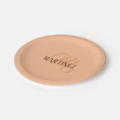 Peach Fuzz Eleganter Personalisierter Name Pappteller (Schrägansicht)