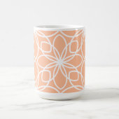 Peach fuzz elegantes stilvolles Blumendesign Kaffeetasse (Mittel)