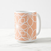Peach fuzz elegantes stilvolles Blumendesign Kaffeetasse (VorderseiteRechts)