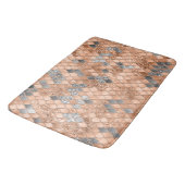 Peach Fuzz Gray Mermaid Scales Glam #1 Badematte (Schrägansicht)