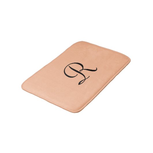 Peach Fuzz Mit Monogramm Plush Bath Mat Badematte (Schrägansicht)