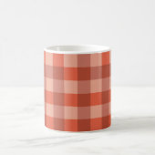 Peach Fuzz Orange Checkerboard Kaffeetasse (Mittel)