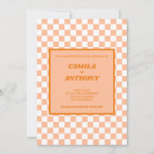 Peach Fuzz Orange Checkered Gingham Pattern Einladung (Vorderseite)