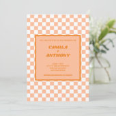 Peach Fuzz Orange Checkered Gingham Pattern Einladung (Stehend Vorderseite)