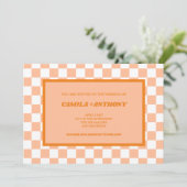 Peach Fuzz Orange Checkered Gingham Pattern Einladung (Stehend Vorderseite)