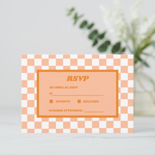 Peach Fuzz Orange Checkered Gingham Pattern RSVP Karte (Stehend Vorderseite)