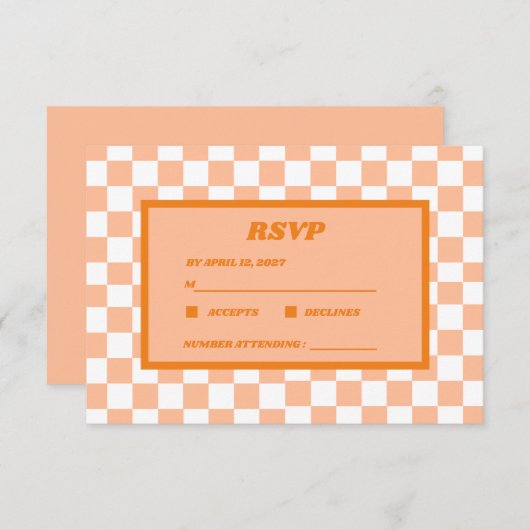 Peach Fuzz Orange Checkered Gingham Pattern RSVP Karte (Vorne/Hinten)