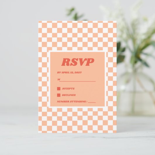 Peach Fuzz Red Checkered Gingham Pattern RSVP Karte (Stehend Vorderseite)
