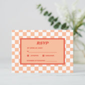Peach Fuzz Red Checkered Gingham Pattern RSVP Karte (Stehend Vorderseite)