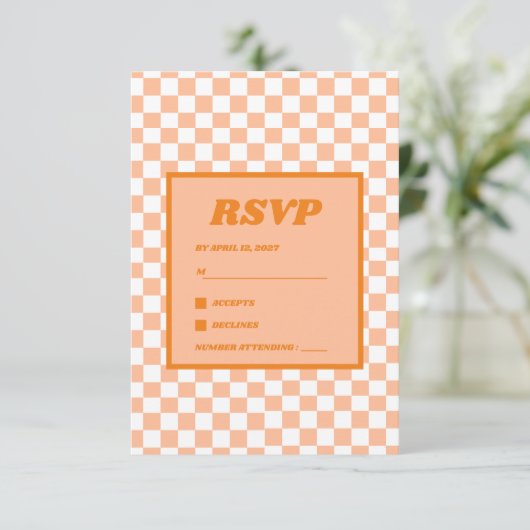 Peach Fuzz Red Checkered Gingham Pattern RSVP Karte (Stehend Vorderseite)