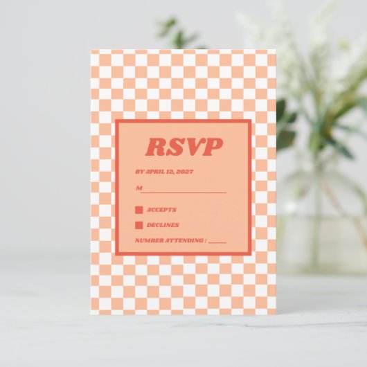 Peach Fuzz Red Checkered Gingham Pattern RSVP Karte (Stehend Vorderseite)