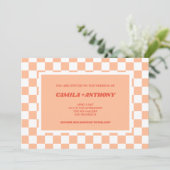 Peach Fuzz Red Checkered Gingham Pattern Wedding Einladung (Stehend Vorderseite)