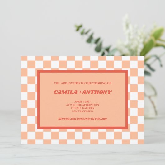 Peach Fuzz Red Checkered Gingham Pattern Wedding Einladung (Stehend Vorderseite)