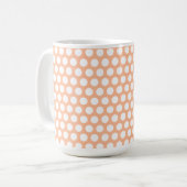 Peach fuzz Retro kleine weiße Polka Punkte Kaffeetasse (Vorderseite Links)