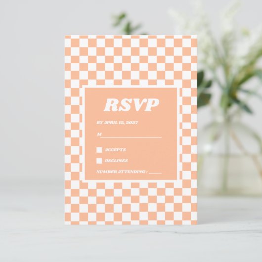 Peach Fuzz White Checkered Gingham Pattern RSVP Karte (Stehend Vorderseite)